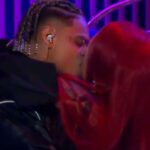 Após rumores de affair, MC Cabelinho e Slipmami trocam beijos em programa de TV