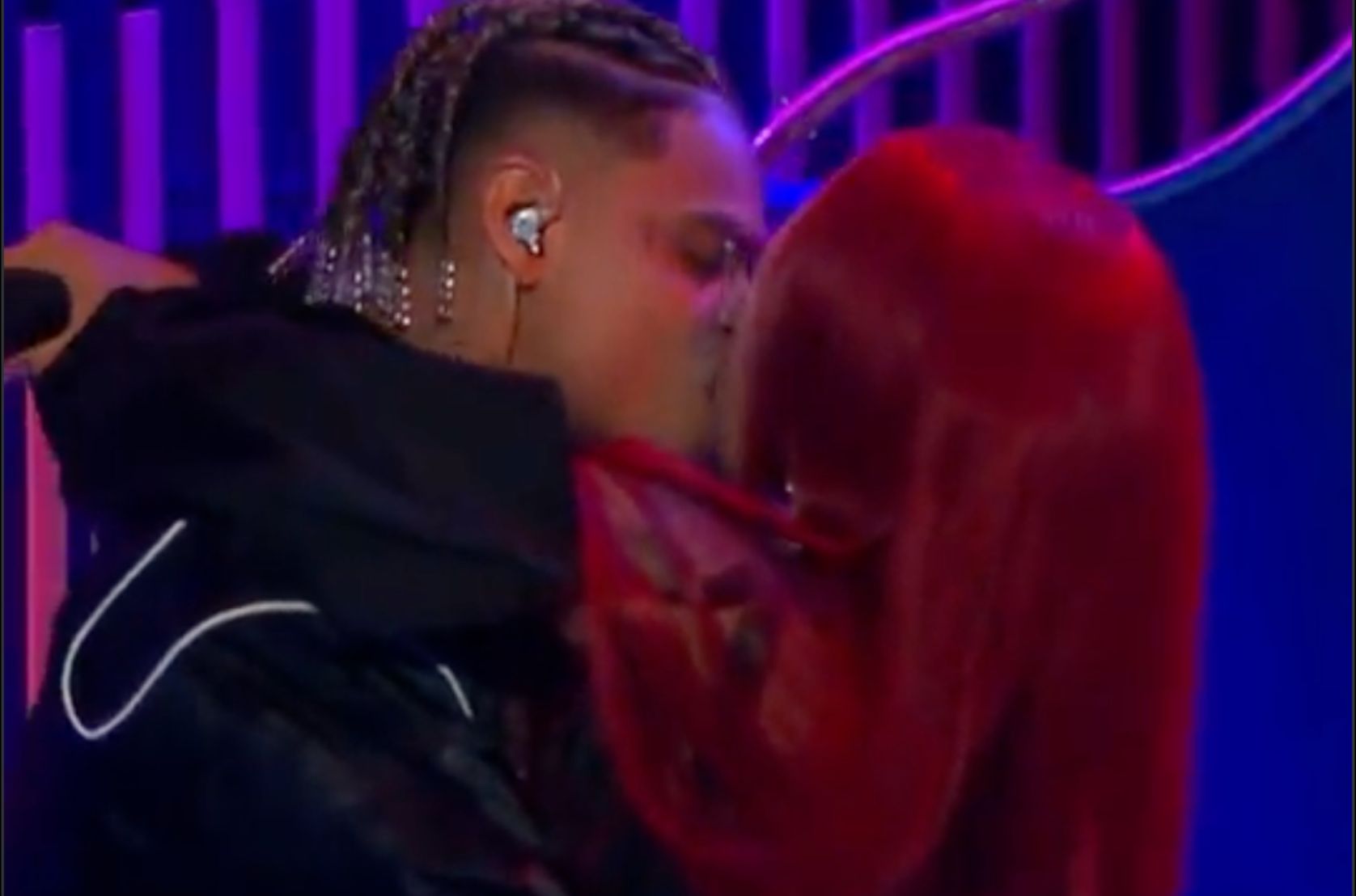 Após rumores de affair, MC Cabelinho e Slipmami trocam beijos em programa de TV