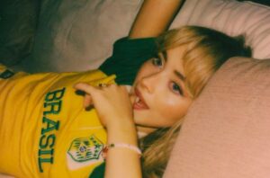 Sabrina Carpenter com a camisa do Brasil