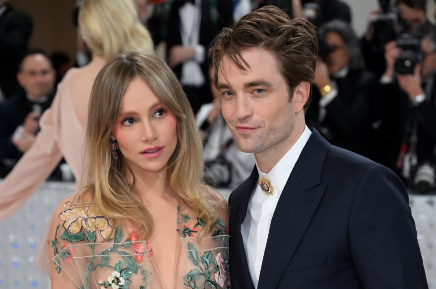 Suki Waterhouse anuncia gravidez com Robert Pattinson