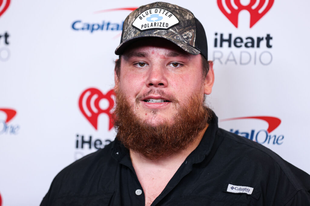 Luke Combs se arrepende após processar fã que vendeu copos com seu rosto 1 2022 09 25T000000Z 736028842 MT1NURPHO000I1LXEU RTRMADP 3 LUKE COMBS