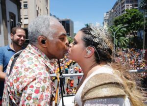 Gilberto Gil e Preta Gil se beijam em apresentação do Bloco da Preta, em 2016