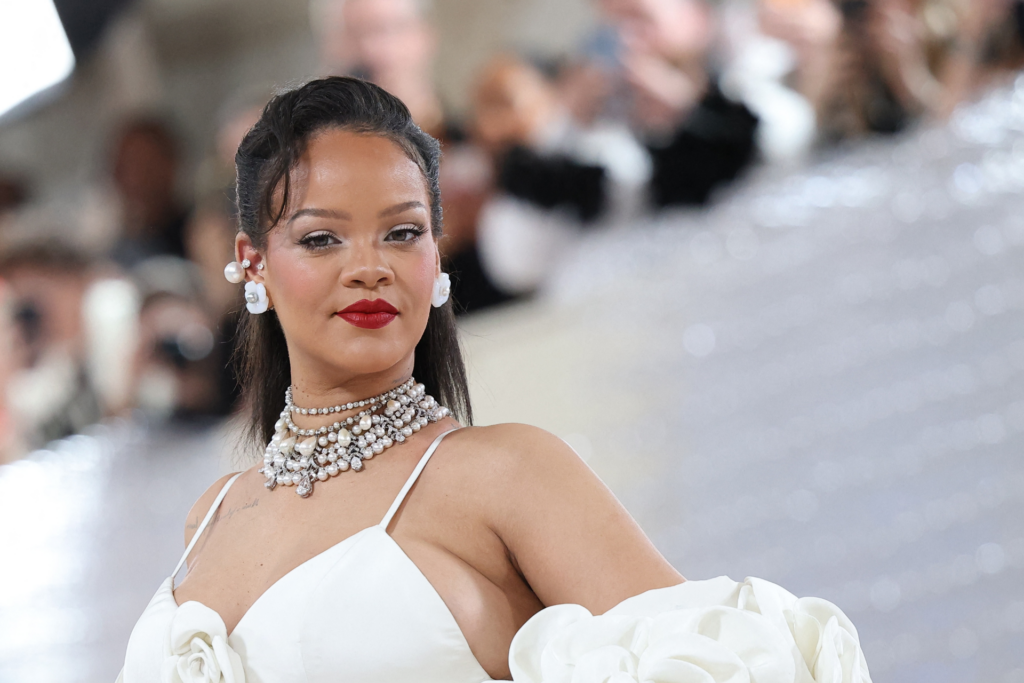 Pré-casamento com show de Rihanna e muitos bilionários: que rolê foi esse? 1 Rihanna vai dublar personagem em "Smurfs"(Andrew Kelly/Reuters)