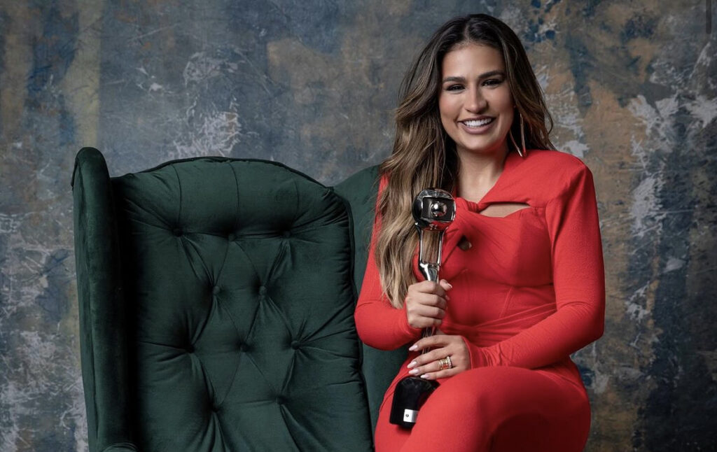 Após vencer prêmio na Globo, Simone Mendes vai fazer especial de fim de ano na Record 1 Simone Mendes vence o prêmio de “Música do Ano” no “Melhores do Ano” do Domingão do Huck. (Globo/João Cotta)