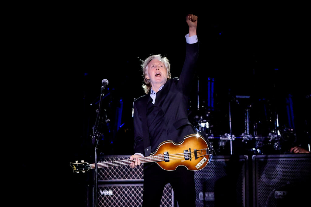 Paul McCartney se apresentando no Allianz Parque, em São Paulo.