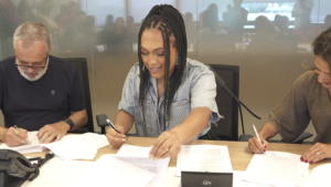 Indicada ao Grammy Latino, Raquel Virgínia assina contrato com a Warner Music Brasil