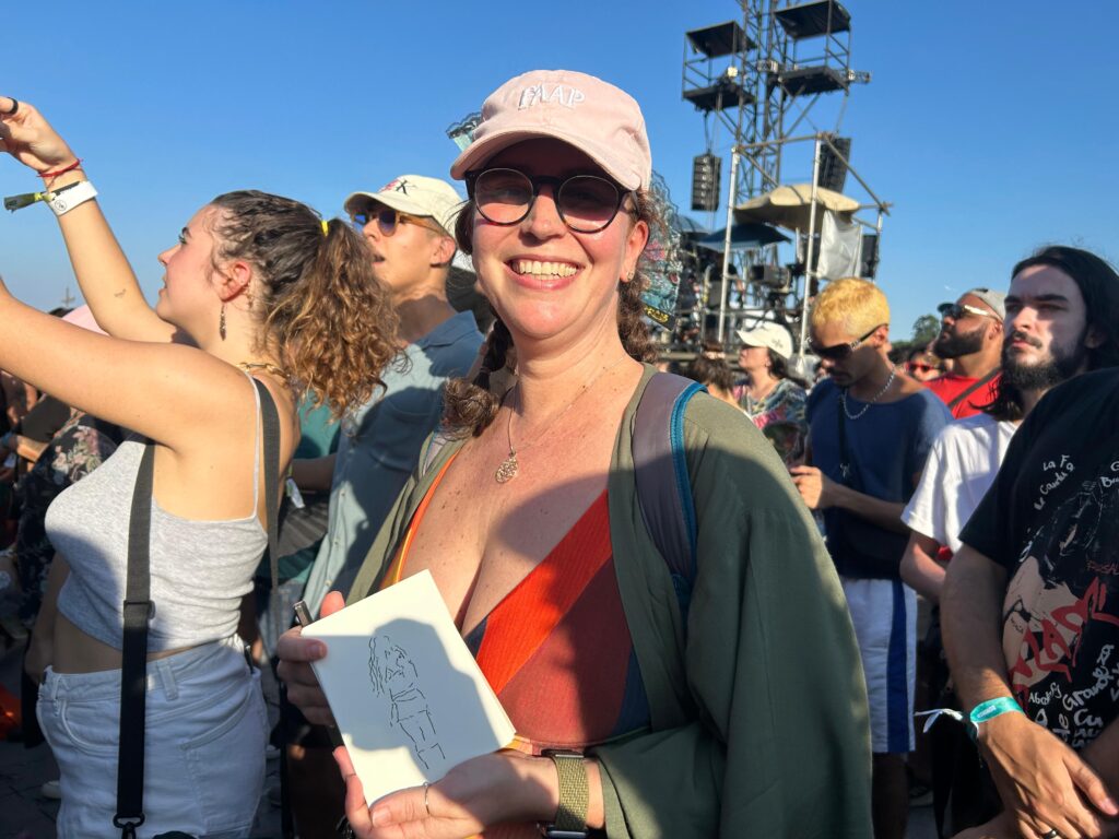 Artista plástica curte show de Marina Sena de jeito inusitado e resultado impressiona 1 Adriana Ferla curte show de maneira diferente (Bruna Calazans/Billboard Brasil)