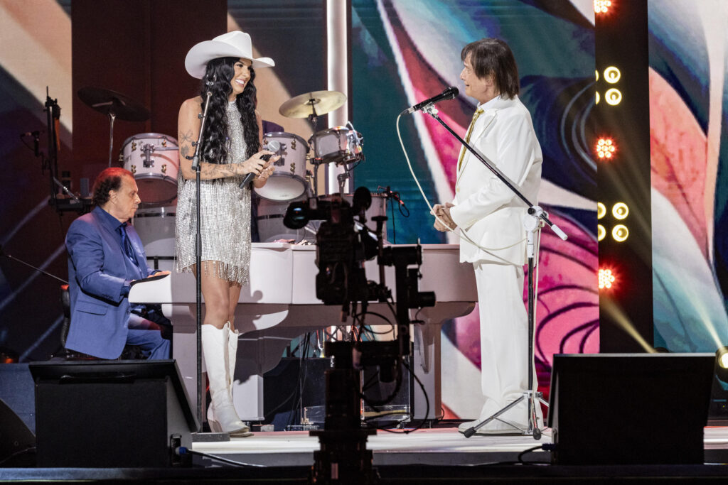 Roberto Carlos canta com Ana Castela (Globo/ Fábio Rocha)