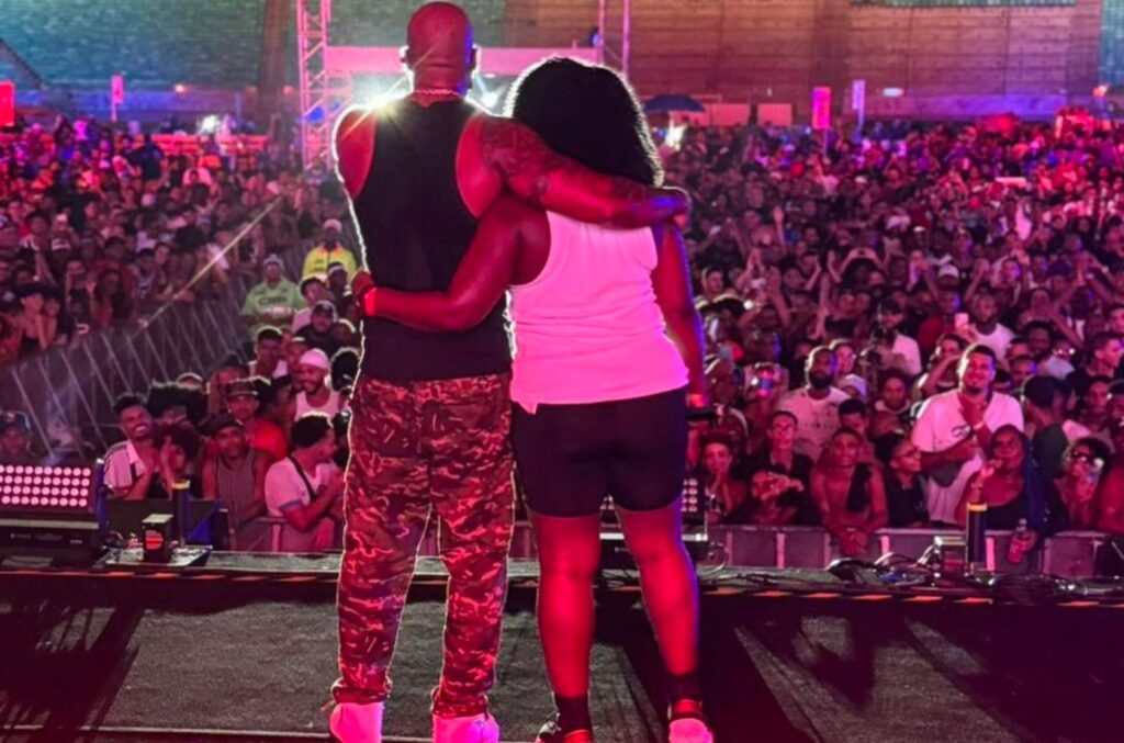 MV Bill tem show interrompido e fãs jogam garrafas de água no palco; veja vídeo 1 MV Bill e Kmila CDD