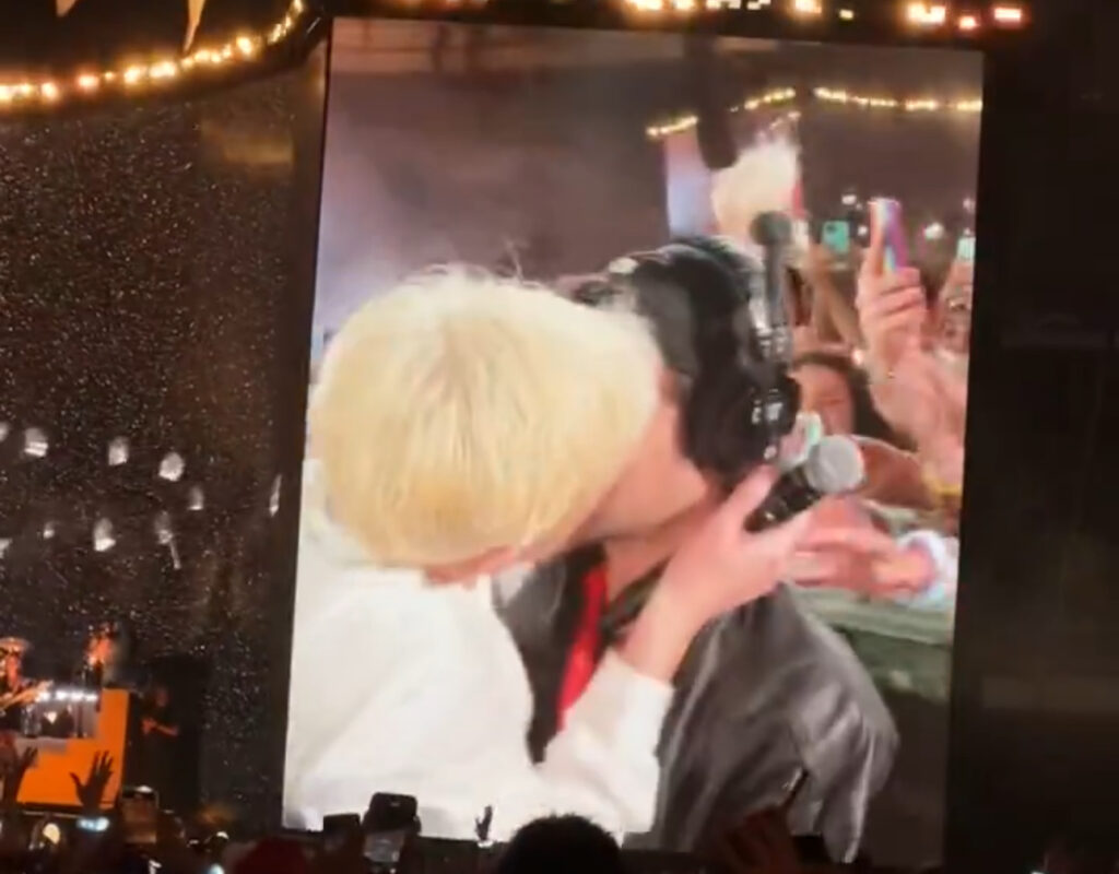 Jão beija diretor artístico durante show em SP; veja 1 0317A4D5 6479 4250 AA86 AEBB5E608313