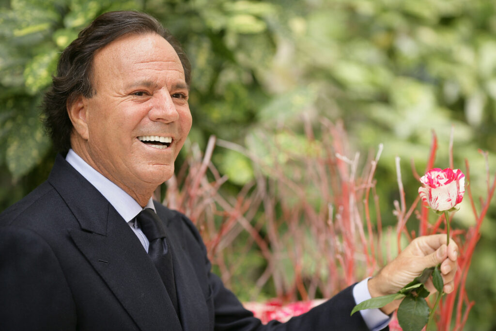 Julio Iglesias é acusado de assédio sexual e tráfico humano por ex-funcionárias 1 2007 06 28T000000Z 2132137457 MT1ABCPR12590419 RTRMADP 3 ABACA PRESS
