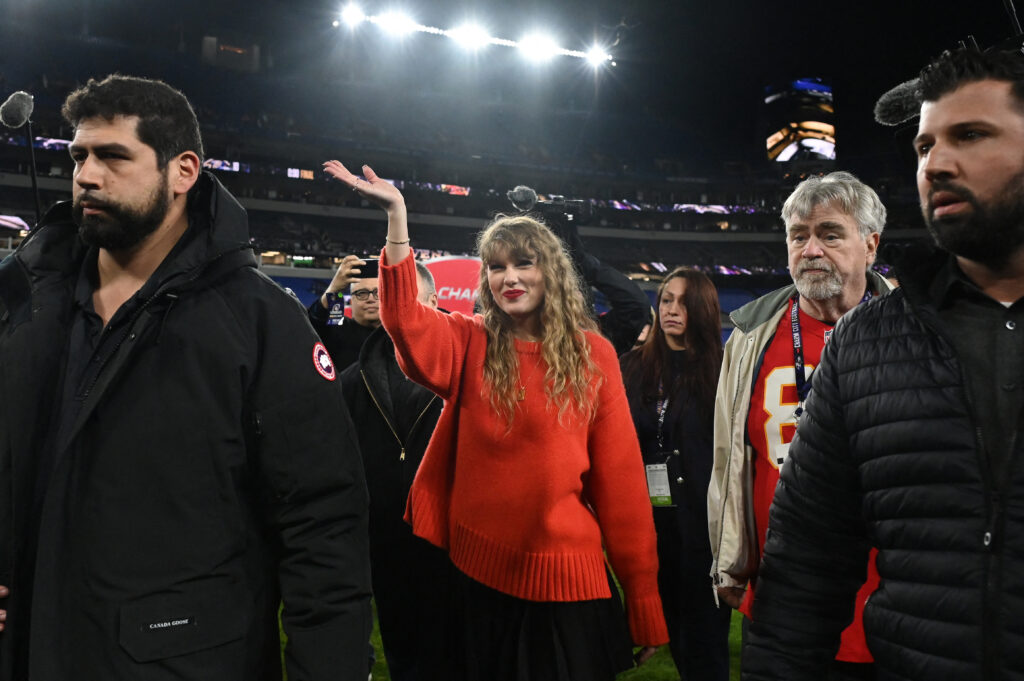 Travis Kelce e Taylor Swift se beijam após vaga no Super Bowl 1 Taylor na final da AFC (USA TODAY Sports via Reuters Connect)