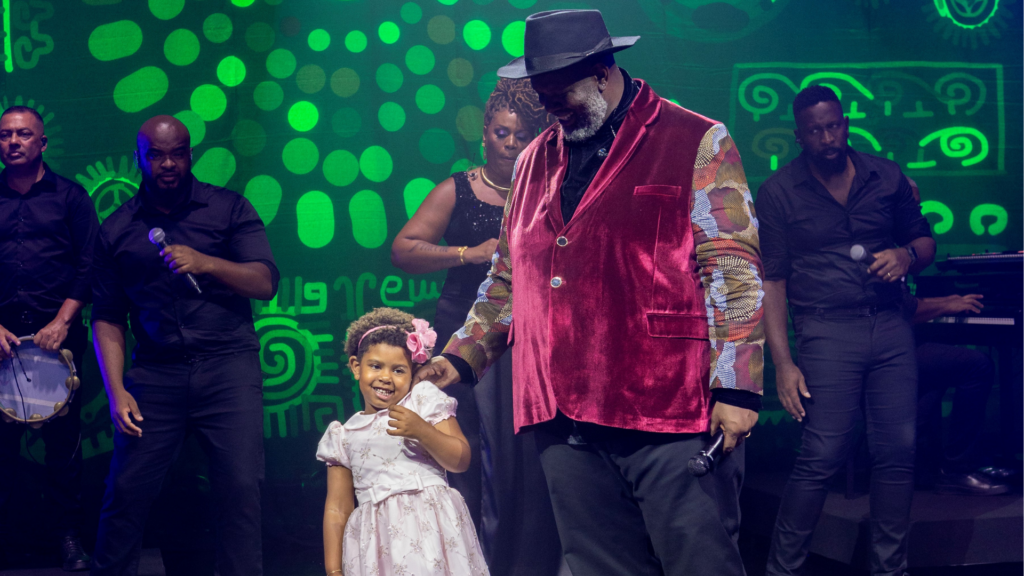 Momento fofura: Péricles grava DVD e canta com filha de 3 anos; assista 1 CAPAS Billboard 41