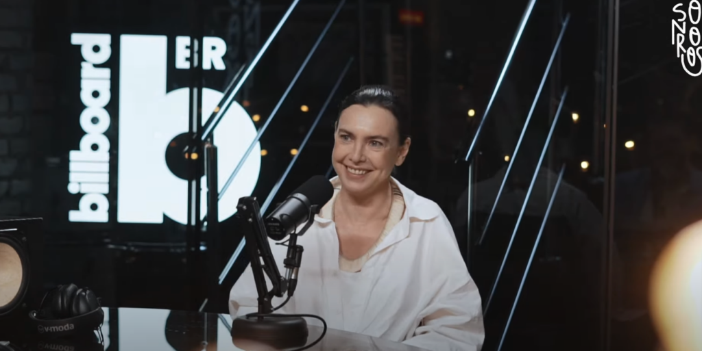 Adriana Calcanhotto: 'É triste o funk ter que passar por tudo que o samba passou' 1 Sonoros 12 Adriana Calcanhotto YouTube