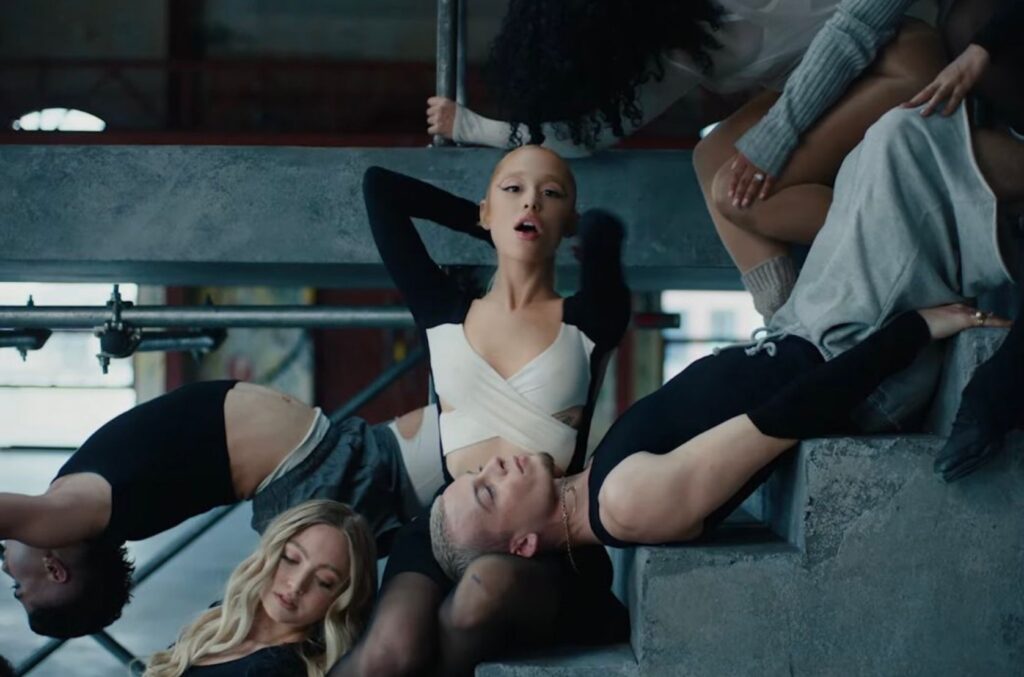 Novo clipe de Ariana Grande é inspirado em vídeo antigo; descubra qual 1 ari1