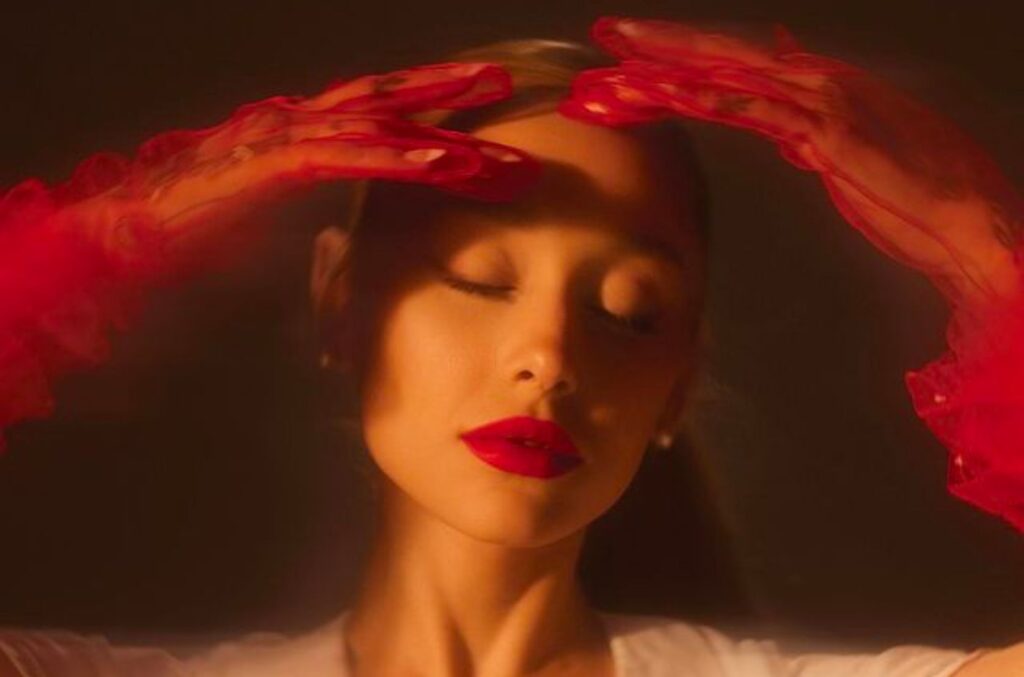 O filme 'Brilho Eterno de uma Mente Sem Lembranças' inspirou álbum de Ariana Grande 1 Ariana Grande