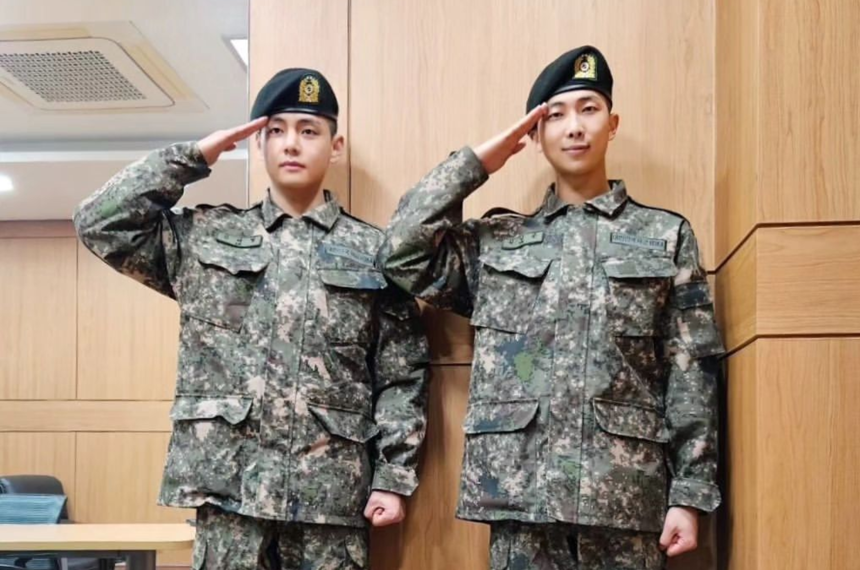 RM e V, do BTS, posam para fotos com uniforme militar: ‘Saudação!’