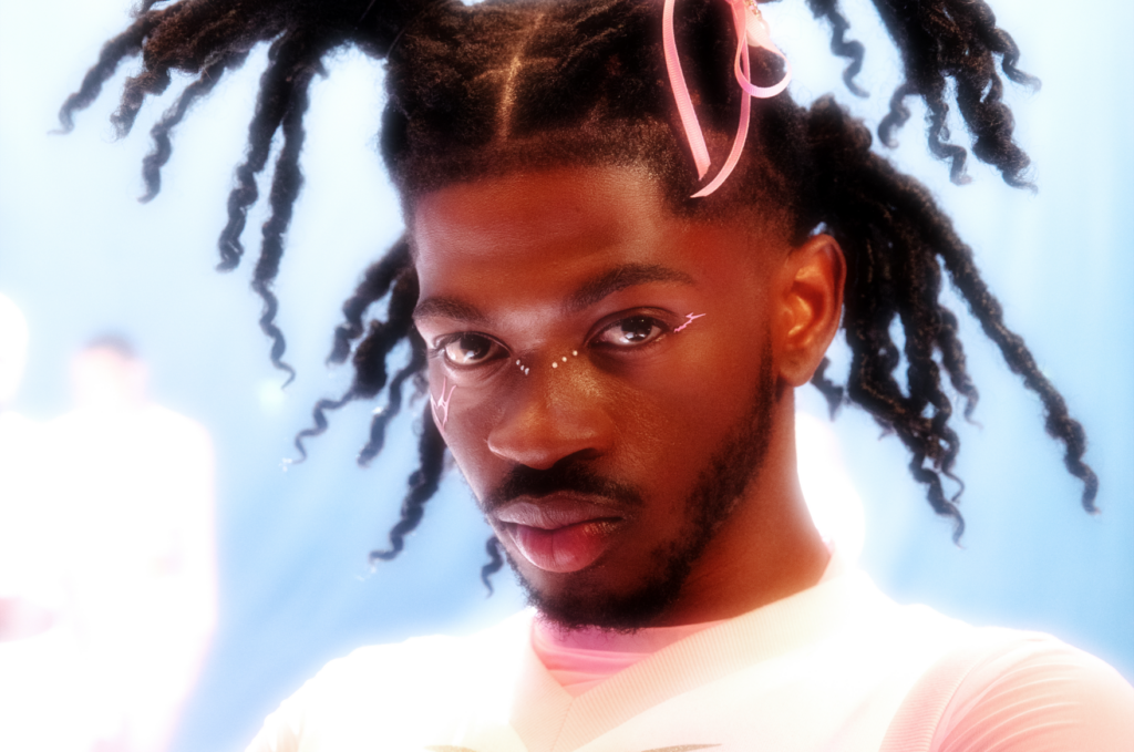 Lil Nas X traz céu e inferno em 