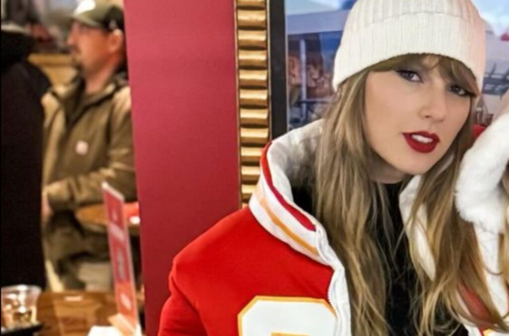 Por que Taylor Swift usou pulseira escrito TNT em conquista de Kelce 1 taylor1