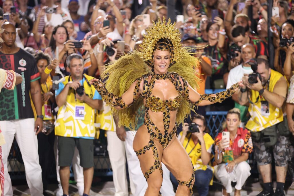 Rainhas da Sapucaí: 5 divas que marcaram o Carnaval carioca 1 Fantasia de Paolla Oliveira chamou a atenção do público (Daniel Pinheiro/ BrazilNews)