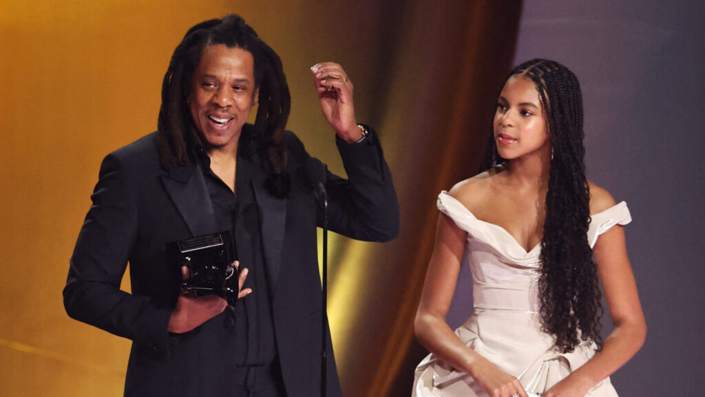 Jay-Z questiona Grammy e defende Beyoncé em discurso: ‘Isso não funciona’ 1 2024 02 05T031933Z 726328770 HP1EK25098IVN RTRMADP 3 AWARDS GRAMMYS scaled e1707112337286