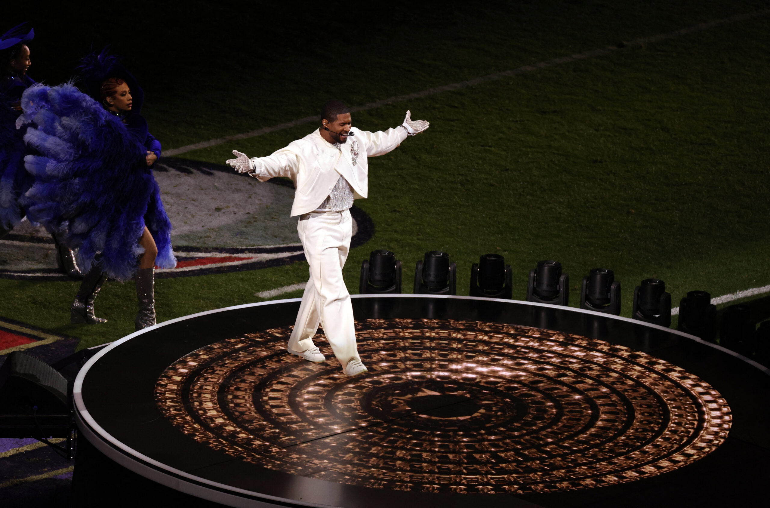 Usher tira a camisa, canta com Alicia Keys e aposta em nostalgia no Super Bowl