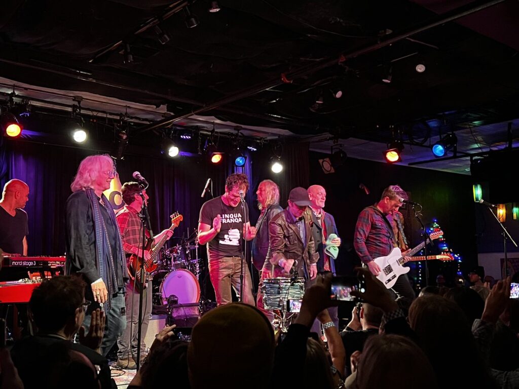 Do nada, integrantes do R.E.M. se juntam em show comemorativo 1 GF3l u6XYAAEN79