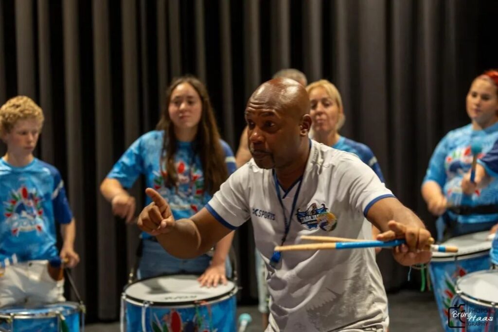 De catador de garrafa a mestre de bateria da Portela: conheça Nilo Sergio 1 Snapinsta.app 356934317 3484305661836138 8604136408931234459 n 1080