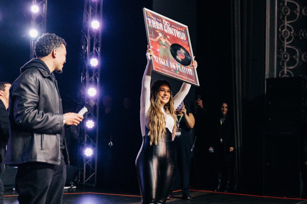 Simone Mendes ganha single de platina por 'Erro Gostoso' em Portugal 1 WhatsApp Image 2024 02 25 at 19.50.31