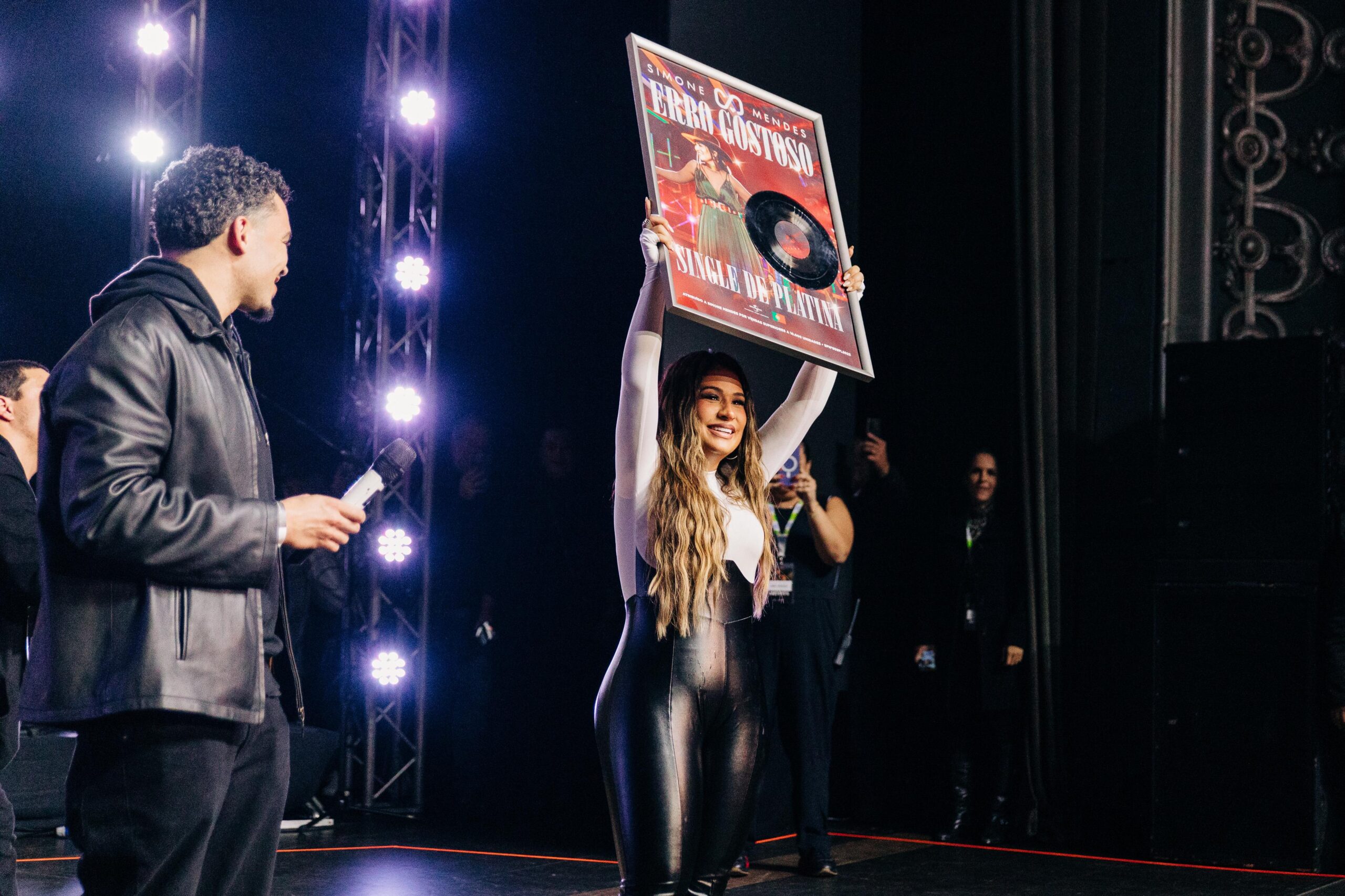 Simone Mendes ganha single de platina por ‘Erro Gostoso’ em Portugal