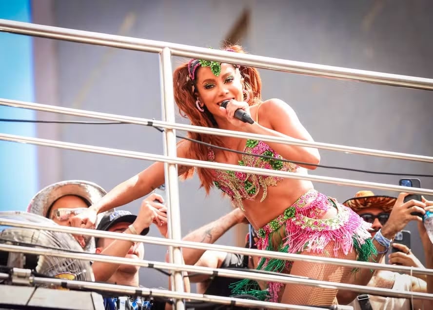 Antes de show na Sapucaí, Anitta arrasta multidão no Centro do Rio