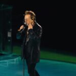 Bono, do U2, interrompe show e pede para público gritar nome de opositor de Putin