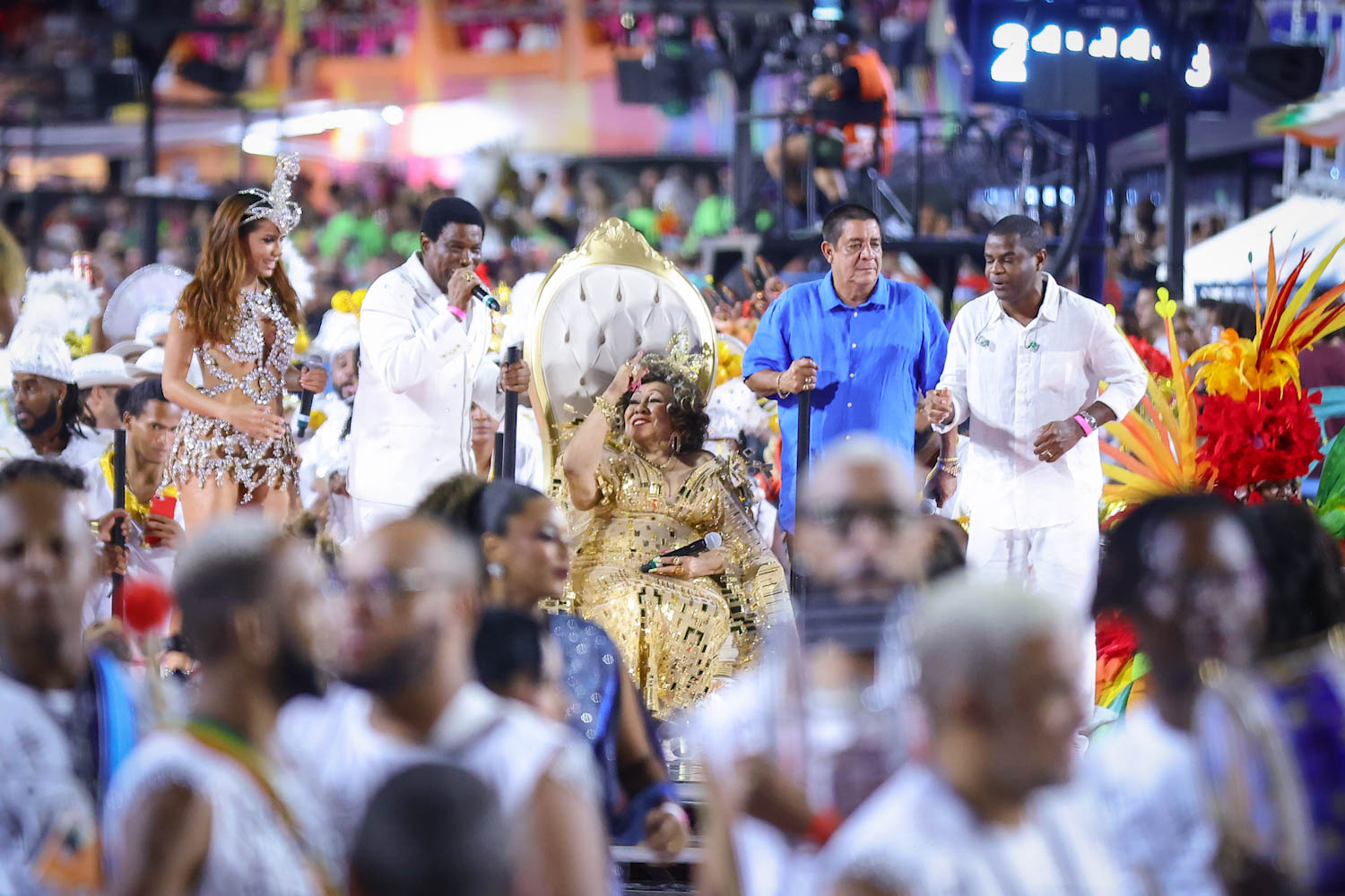 Anitta canta samba em show com Zeca, Alcione e Neguinho da Beija-Flor na Sapucaí