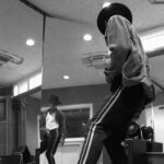 Sobrinho de Michael Jackson recria pose incônica do rei do pop para cinebiografia