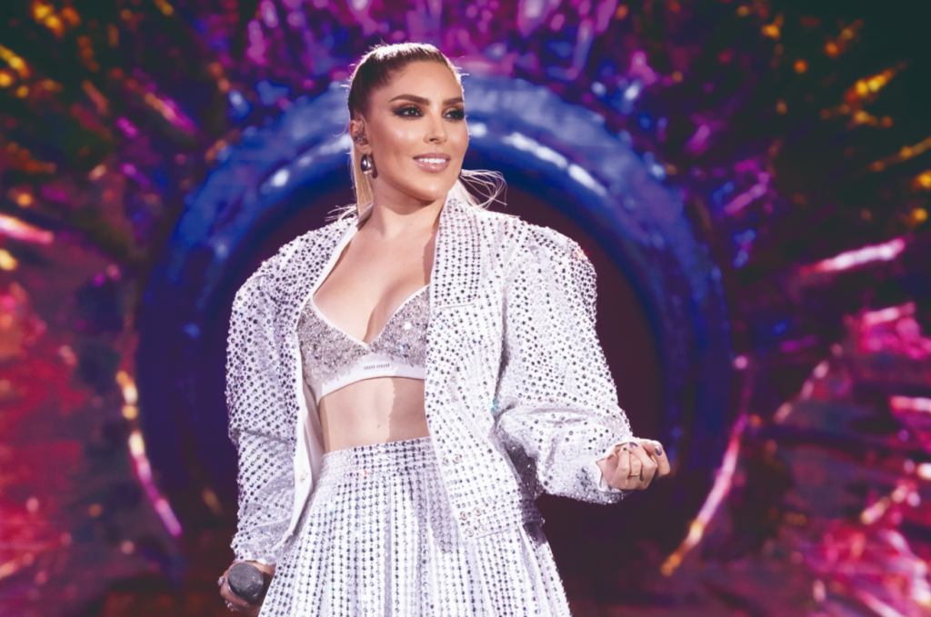 Vídeo: Manu Bahtidão interrompe show e xinga homem que jogou latas no palco 1 Manu Bahtidão