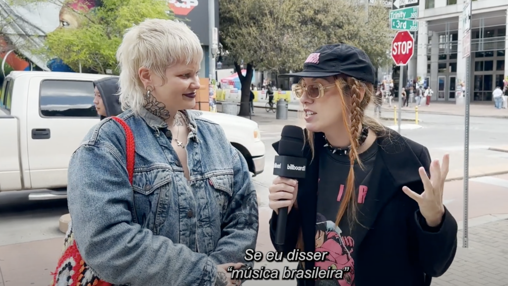 A repórter Mari Moon entrevista pessoa mulher durante SXSW