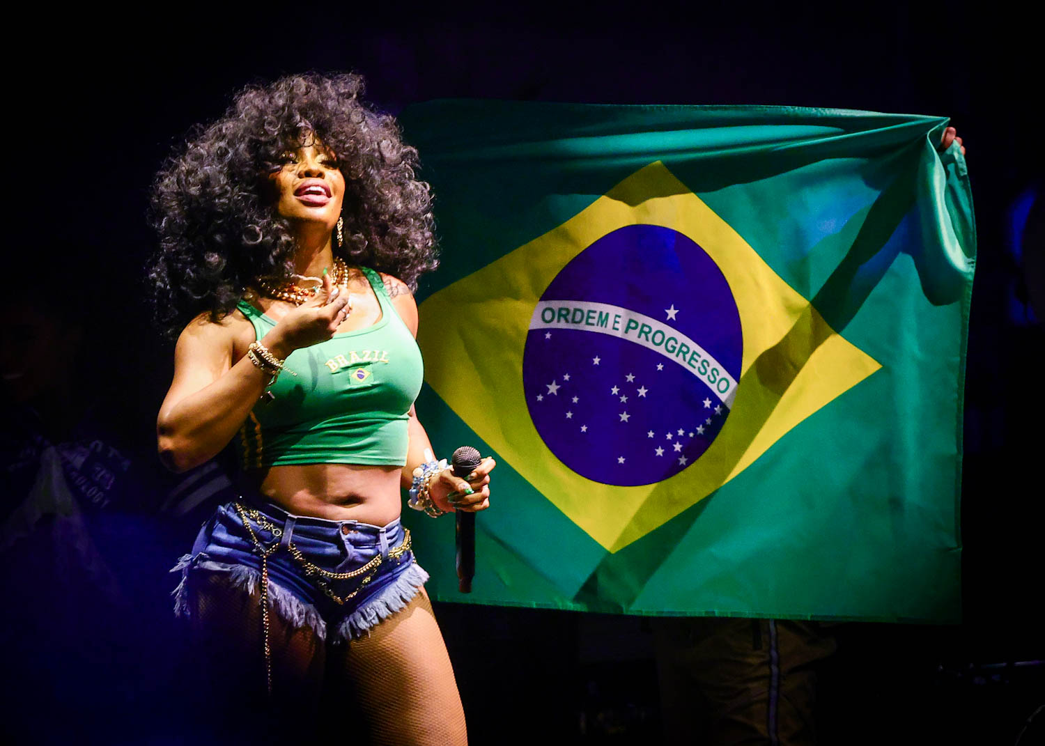 Dulce María desembarca no Brasil para shows do RBD: 'Muito feliz