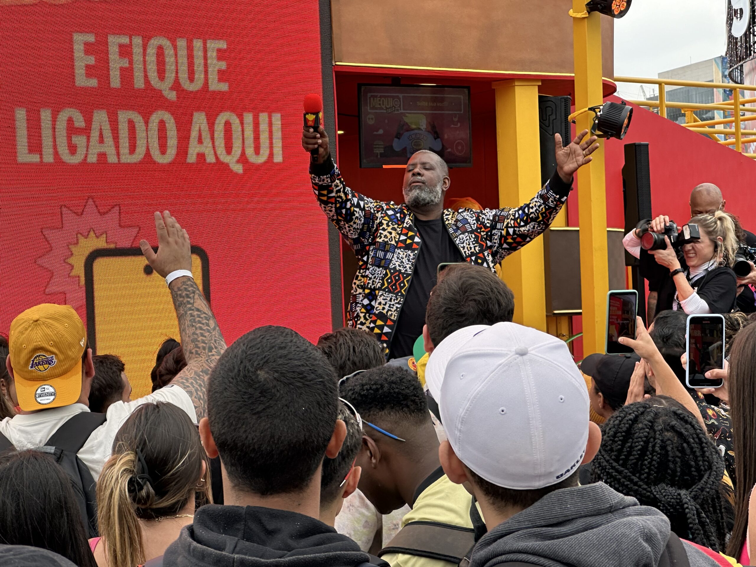 Péricles aparece de surpresa no Lollapalooza e faz público cantar pagode