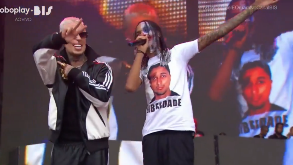 Oruam canta no Lollapalooza com camiseta pedindo liberdade ao pai, Marcinho VP 1 Mascara Billboard 1600 x 9007