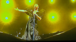 Sam Smith em look ousado (Reprodução/Globoplay)