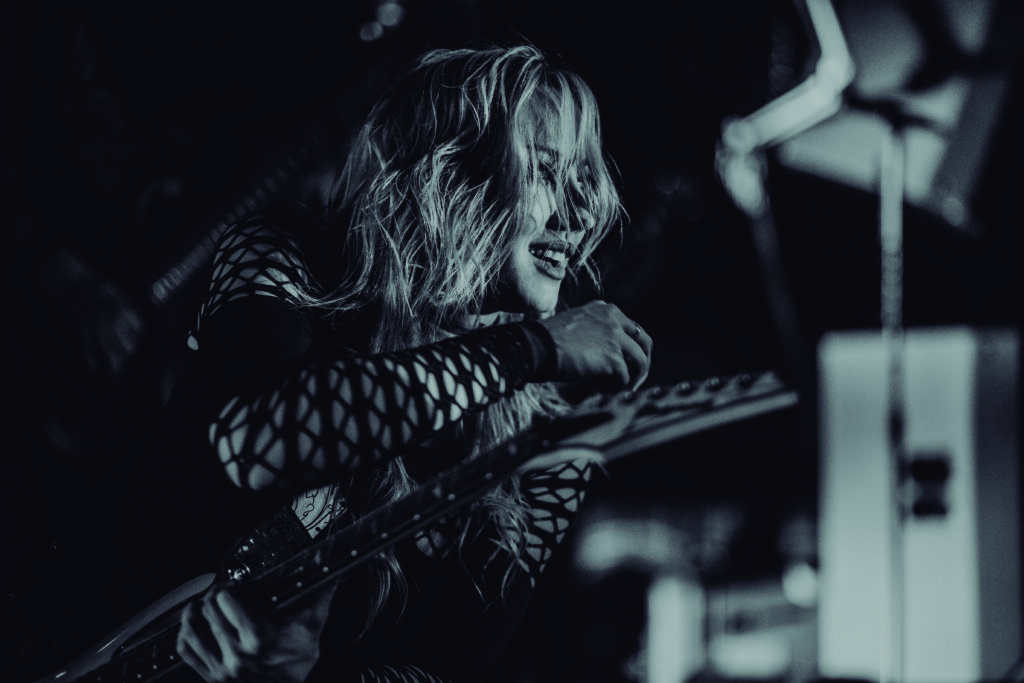 De Alice Cooper a Demi Lovato, por que todo mundo quer tocar com Nita Strauss 1 A guitarrista Nina Strauss durante show