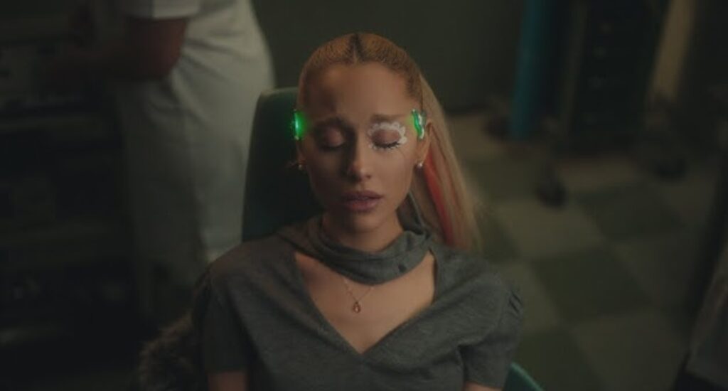 Ariana Grande vive fim de relacionamento com Evan Peters em novo clipe; veja 1 ariana grande