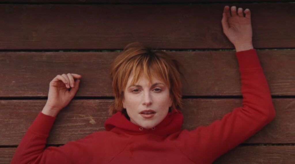 Hayley Williams lança 'Good Ol’ Days' com toque familiar; entenda 1 Hayley Williams no clipe de "Thick Skull", do Paramore (Reprodução/YouTube)