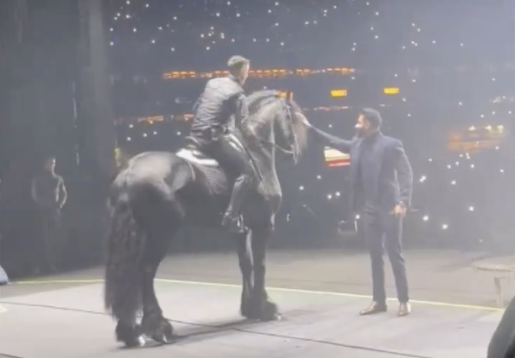 Gusttavo Lima faz show com cavalo no palco; assista