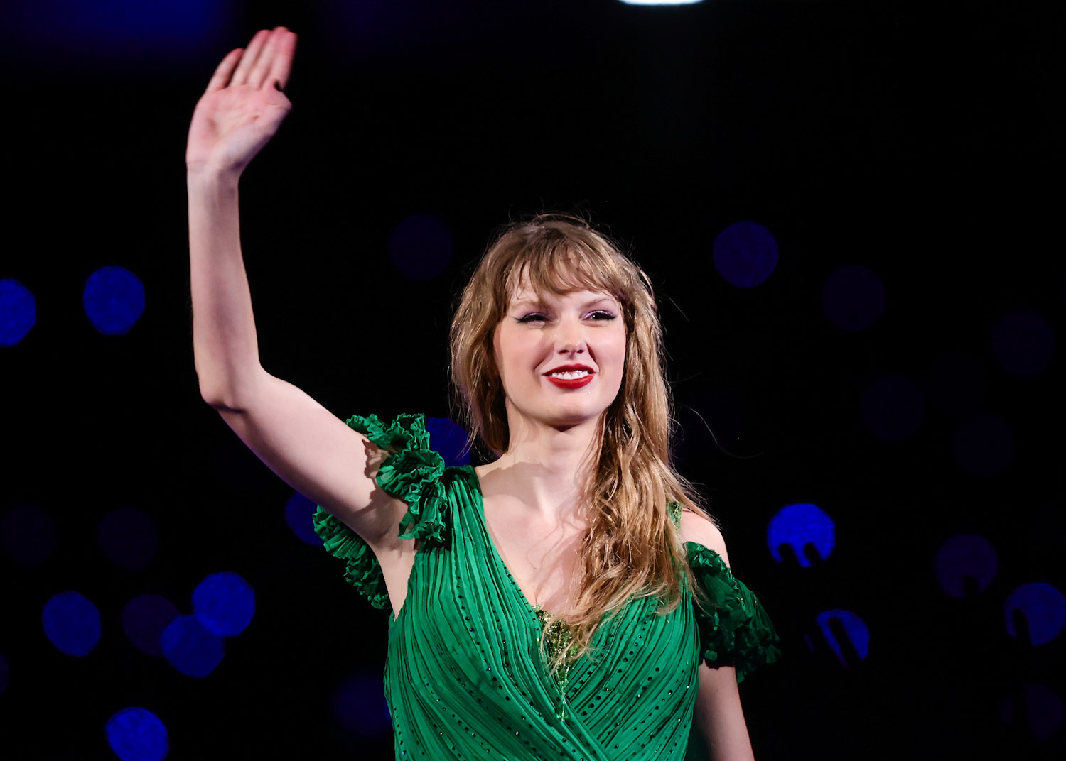 Fã usa bandeira com o chart da Billboard em show de Taylor Swift em Paris