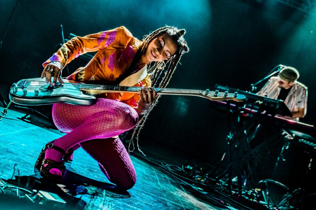 Fã de SZA? Então Adi Oasis deveria ser a próxima diva pop do seu coração 1 WhatsApp Image 2024 04 12 at 16.34.52