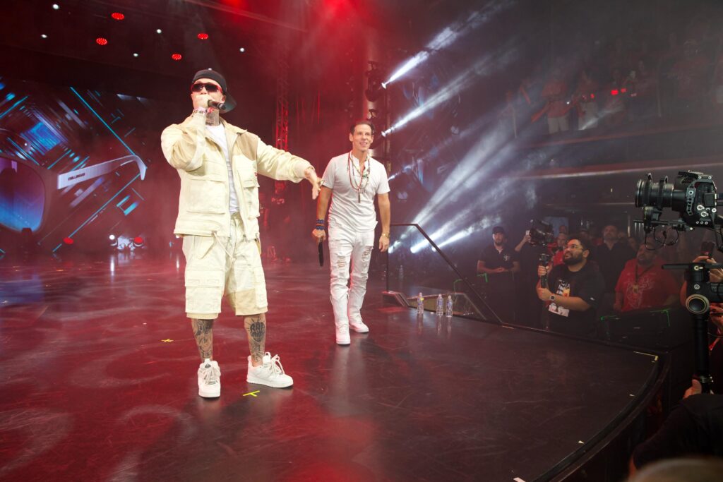 MC Daniel e Caito Maia no navio da Chilli Beans