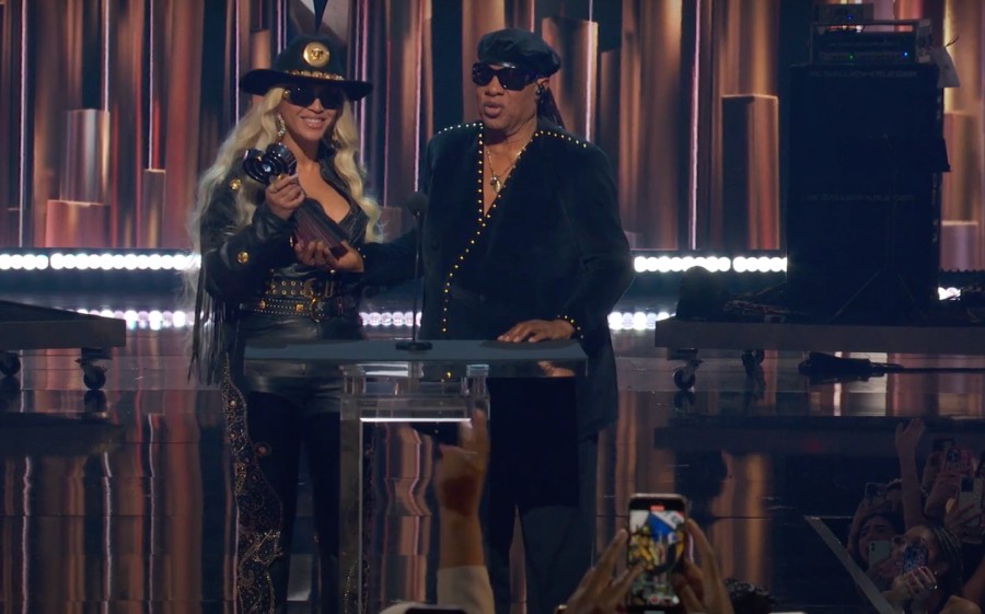 Beyoncé recebe prêmio de inovação das mãos de Stevie Wonder