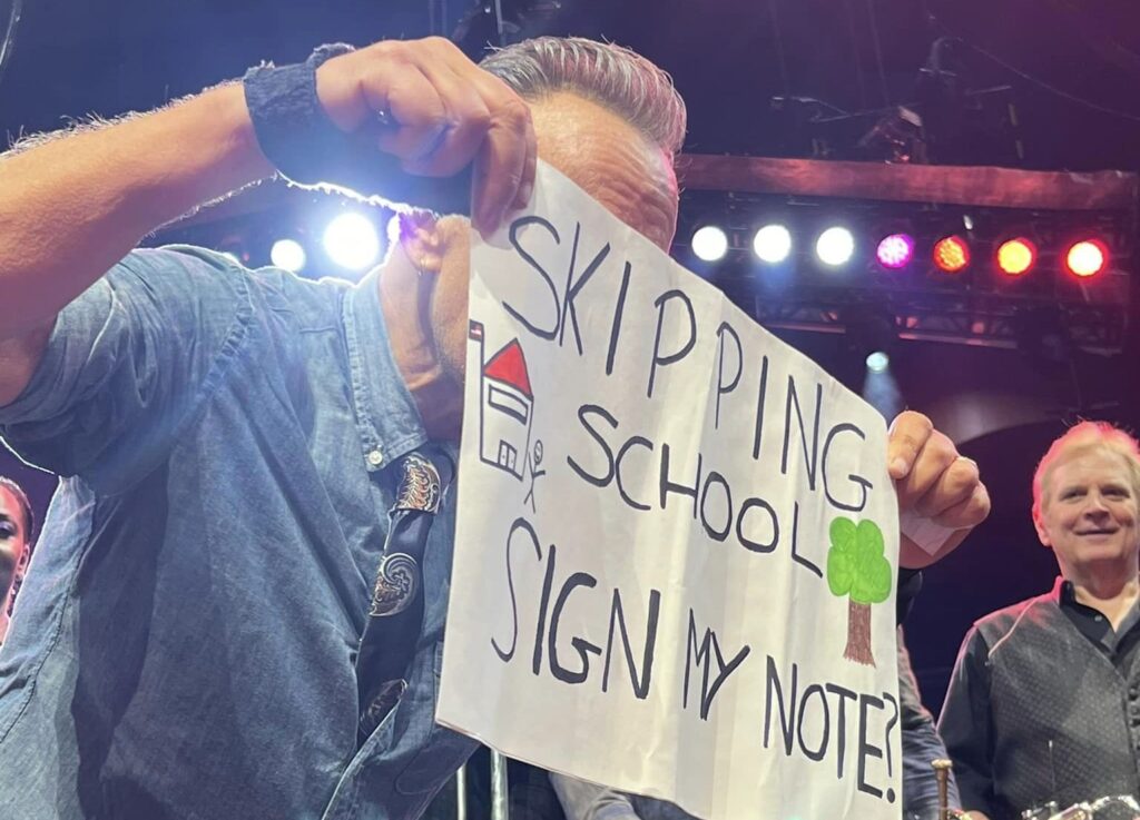 Bruce Springsteen assina justificativa de falta para fã que faltou à escola para show 1 brucee e1712092171220