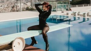 Dua Lipa no clipe de 'Ilusion'